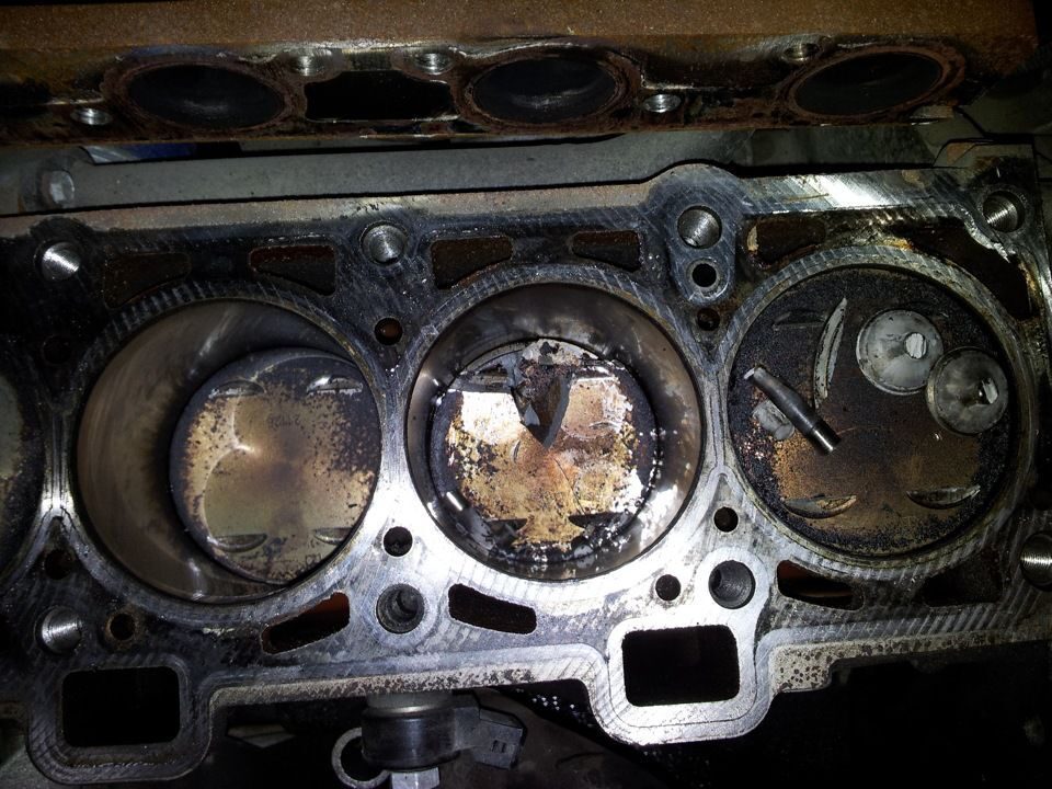 Почему гнет клапана. Обрыв ремня ГРМ Приора 16 клапанов последствия. Загнуло клапана Приора 16 клапанов. Двигатель Гетц 1,3 загнуло клапана. Форд Транзит 2,2 погнуло клапана.